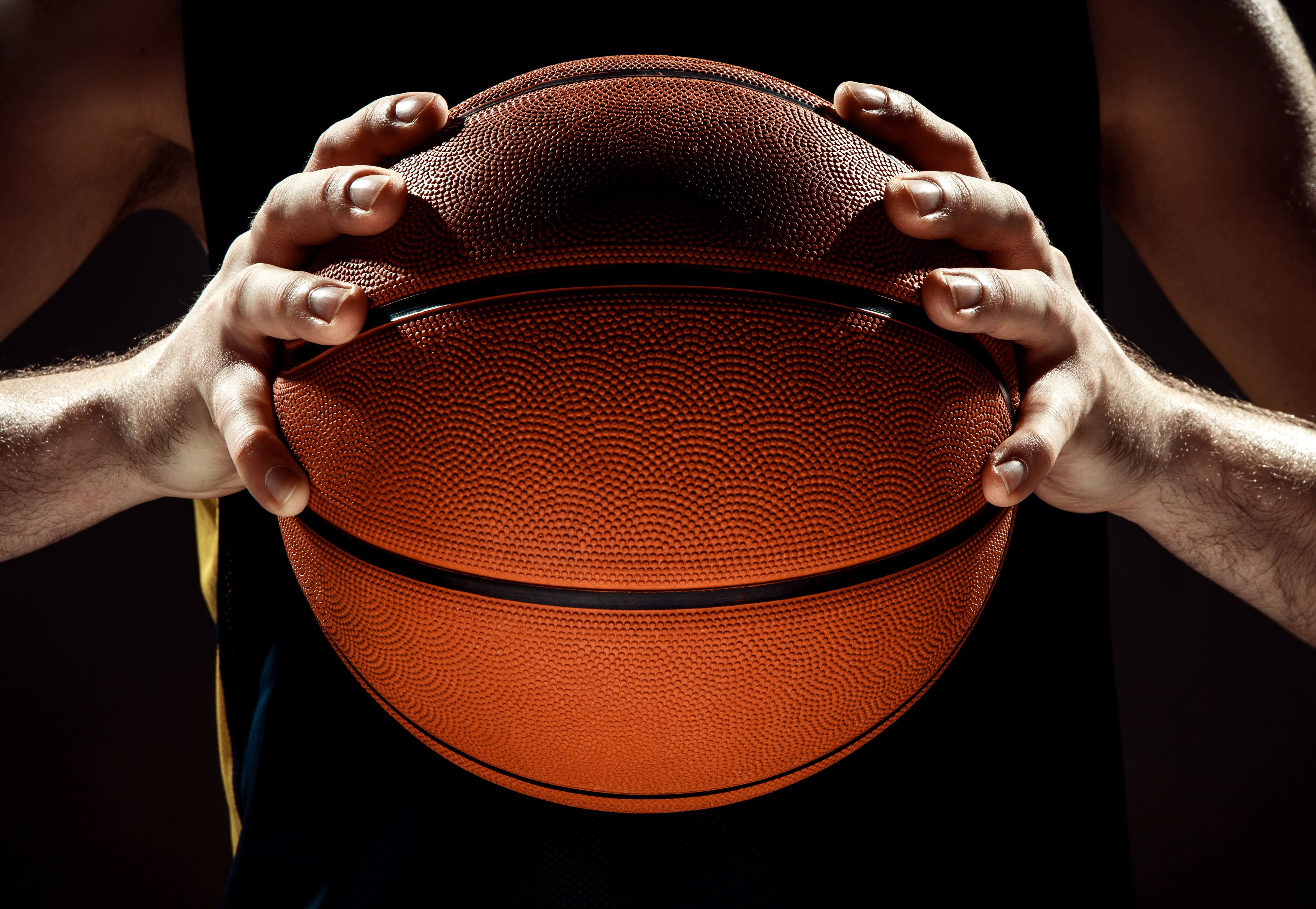 Спортивный мяч в баскетболе. Мяч баскетбольный Streetball. Баскетбольный мяч в руках. Баскетбольный мяч и кольцо. Женский баскетбольный мяч.